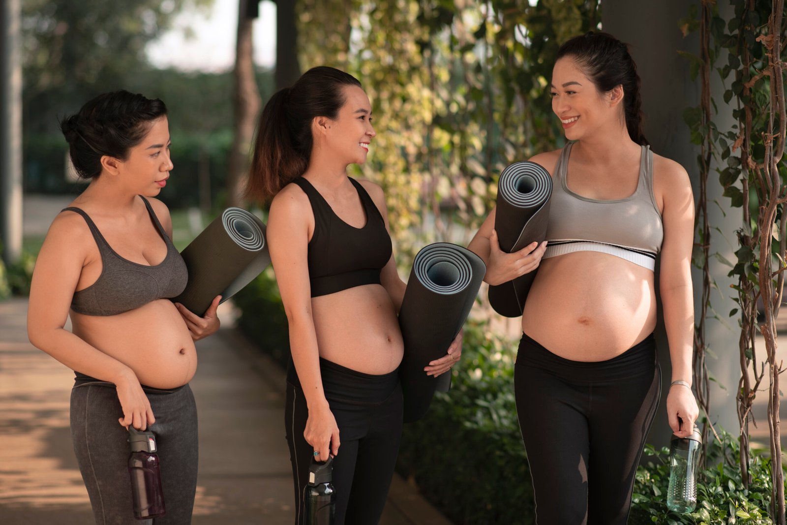 pregnant-women-holding-yoga-mats